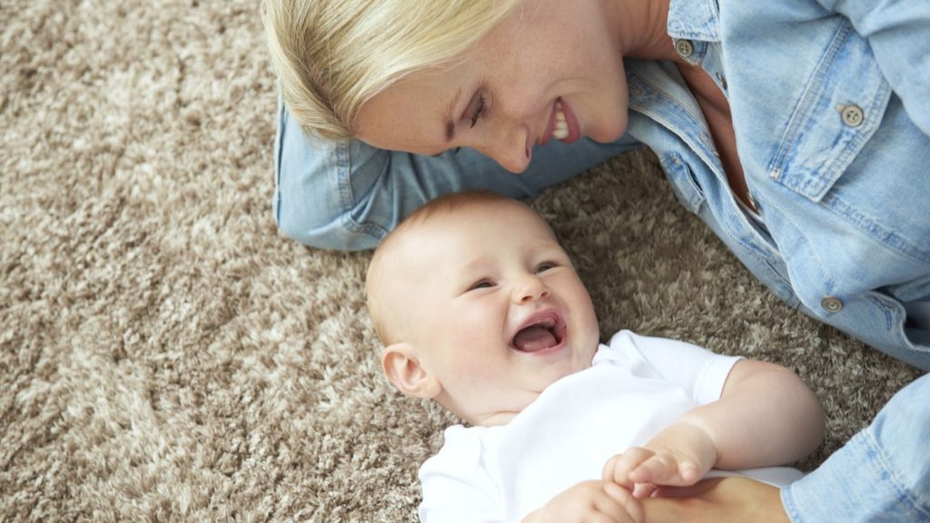 https://shop.medela.co.uk/wp-content/uploads/2019/11/hydrogel-mum-playing-with-baby-1024x576.jpg