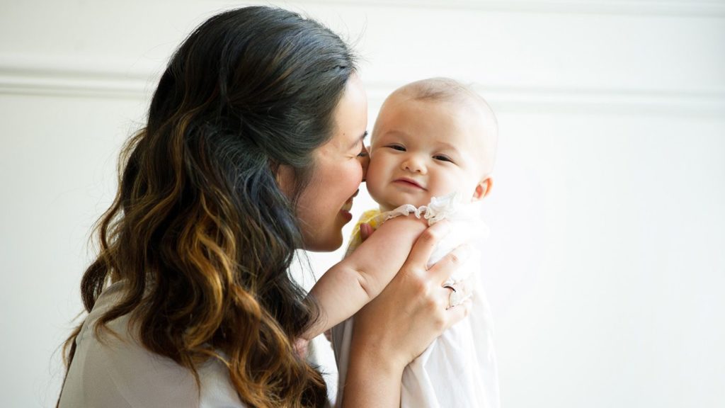 https://shop.medela.co.uk/wp-content/uploads/2019/11/smiling-mum-holding-baby-1024x576.jpg